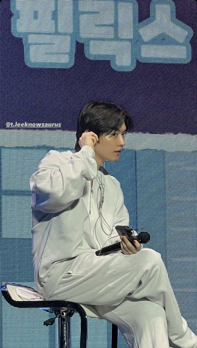 and this is WITHOUT make up??? insane