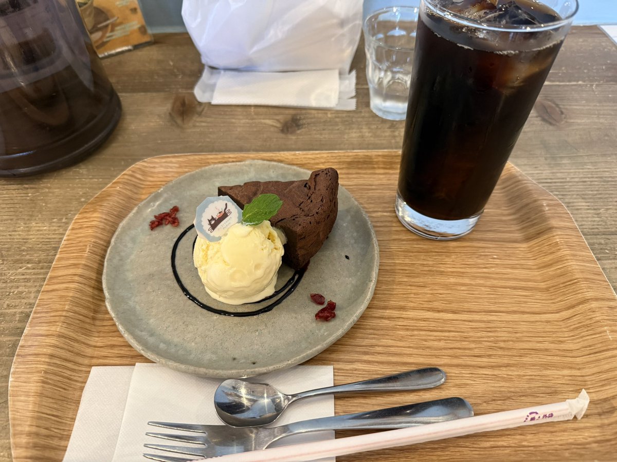 去年桜の時期に来たとき綺麗やったから今年も来た場所に気になるお店発見したから入ってみた
ガトーショコラねっとり濃厚だしコーヒーも飲みやすくて美味い😌