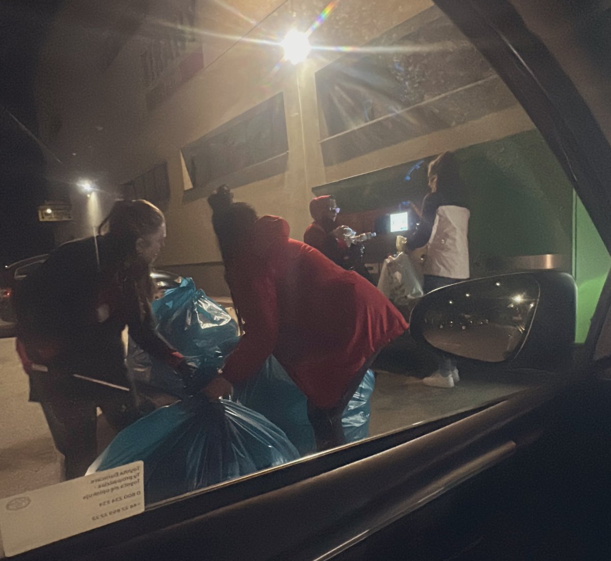 Butelkomaty – miała być ekologia, a wyszło jak zwykle…

Wtorek, 30 minut stania z żoną i dzieckiem, kolejka, nerwy, maszyna się zacina.
Oddaliśmy część, reszta wraca z nami do bagażnika na święta. Super system.

Ale to nie jest tylko problem klientów.

👉 Pracownicy sklepów (np.