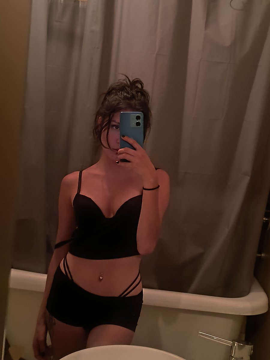 BbyQueenMonster's tweet photo. ✨🖤 Buenas noches Monstruos🖤✨ https://t.co/VhqbAAsp4K