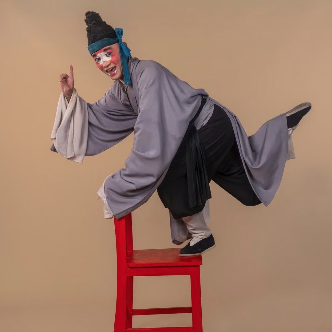 meikagallery's tweet image. Pang Xiaowei — Opera Series
Color holds memory, tradition breathes.
A playful pause, just before the story begins.

Do you feel this stillness?

#PangXiaowei
#Opera
#ColorPhotography
#ArtPhotography
#Portrait
#TraditionalArt