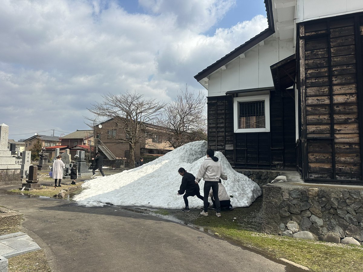 chan93540699's tweet photo. 榮凉寺・長岡市
今年は雪がまだ残ってます。
本堂の裏は陽が当たりにくいので、結構残ってます。子供達が雪合戦をしていました。私も雪だるま⛄️を作っちゃいました。
https://t.co/XJhXwII2nY
➿0120-148-085
お気軽にお問い合わせください
#のうこつぼ　#榮凉寺　#長岡市　#雪 https://t.co/xbgvUK4RuM