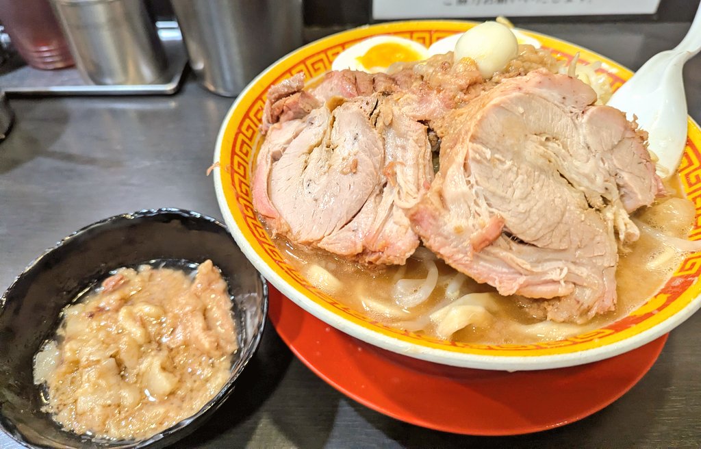 えどもんど 西日暮里店
ラーメン(250g)+豚券

🎰±0社畜、フラットな気分でランチ凸

カネシ&amp;甘さ強めガツンと乳化スープ今週も美味なり😎
生姜酢ちょい足し推奨

ナタデココ背脂はシャキ野菜と一緒に、赤身しっとり優しい塩気豚からの極太ワシボキ麺250g余裕の完食🤣

 #えどもんど  #ラーメン