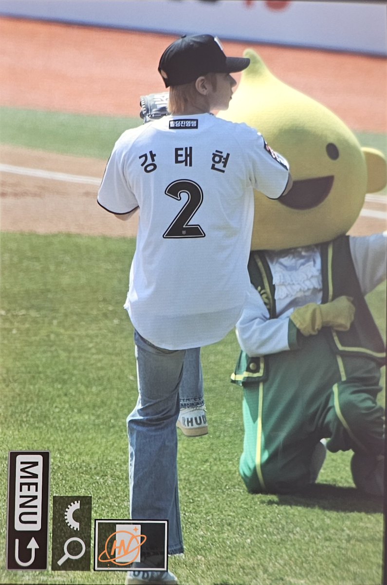 Hyuniverse tweet media