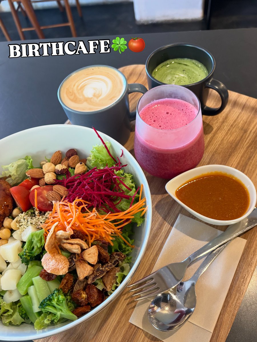 おはようございます( ˶˙ᵕ˙˶ )☀️

こちらはデトックスサラダ𓌉🥗𓇋

たっぷり野菜とナッツ、スーパーフードで
体の内側からすっきり整える一皿です°・*:.。

お食事に合わせて
ラテやスムージーもご一緒に☕️🧉

その日の気分で、
ほっと温まるラテも
さっぱりリフレッシュできるスムージーもおすすめ🤍