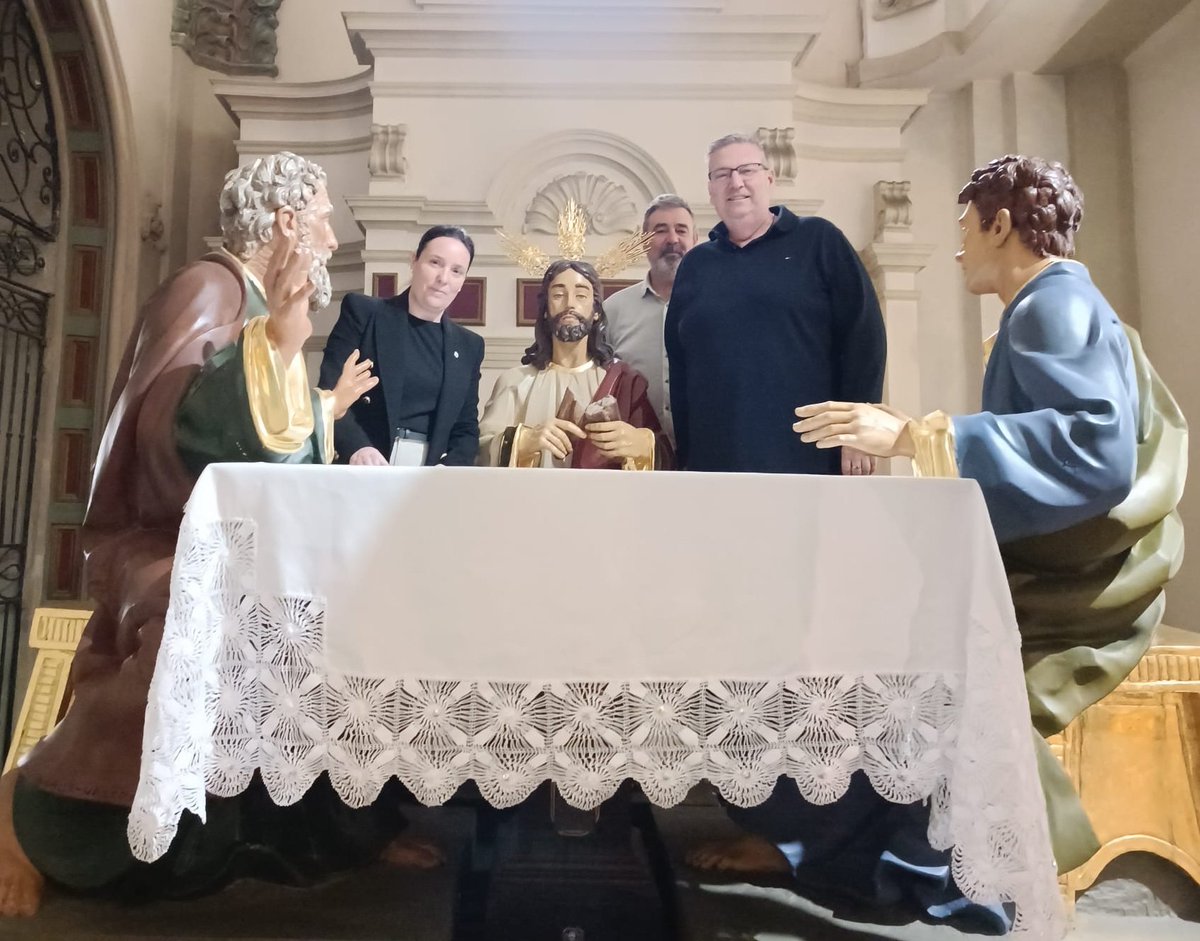 DiscipulosEmaus's tweet photo. Nuestra Madrina, Dña. Miriam Mendoza, vistiendo el mismo junto a nuestro Presidente y Vicepresidente.

"Sentado a la mesa con ellos, tomó el pan, pronunció la bendición, lo partió y se lo dio. A ellos se les abrieron los ojos y lo reconocieron." 

¡Feliz Domingo de Resurrección! https://t.co/IWPf8vC7xJ