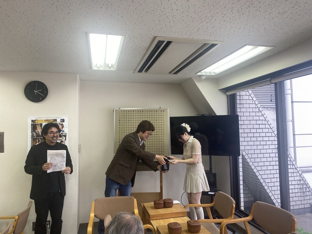 洪先生がサプライズで
五藤先生の昇段のお祝いにいらっしゃいました🎉

五藤先生、おめでとうございます！