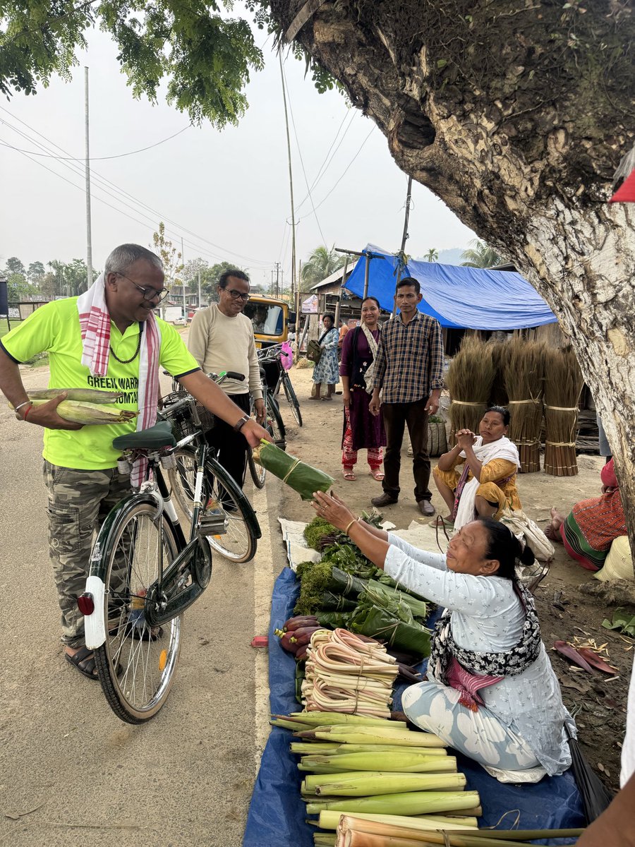 Mrinal_MLA's tweet image. #Cycling and #Shopping 
  পাহাৰীয়া শাক-পাচলিৰ আছে এক সুকীয়া সোৱাদ। এনে পাচলি মোৰ বাবে  বিশেষ ভাললগা,অতিকৈয়ে প্ৰিয় । যেতিয়া কোনো জনজাতীয় লোক এনে সতেজ পাচলি সন্মুখত লৈ বিক্ৰীৰ বাবে বহি থাকে সেইয়া ক্ৰয় কৰিবলৈ উৎসুকতা বৃদ্ধি পাই,পাচলিবোৰ অধিক সতেজ যেন লাগে । পুৱাৰ চাইকেল