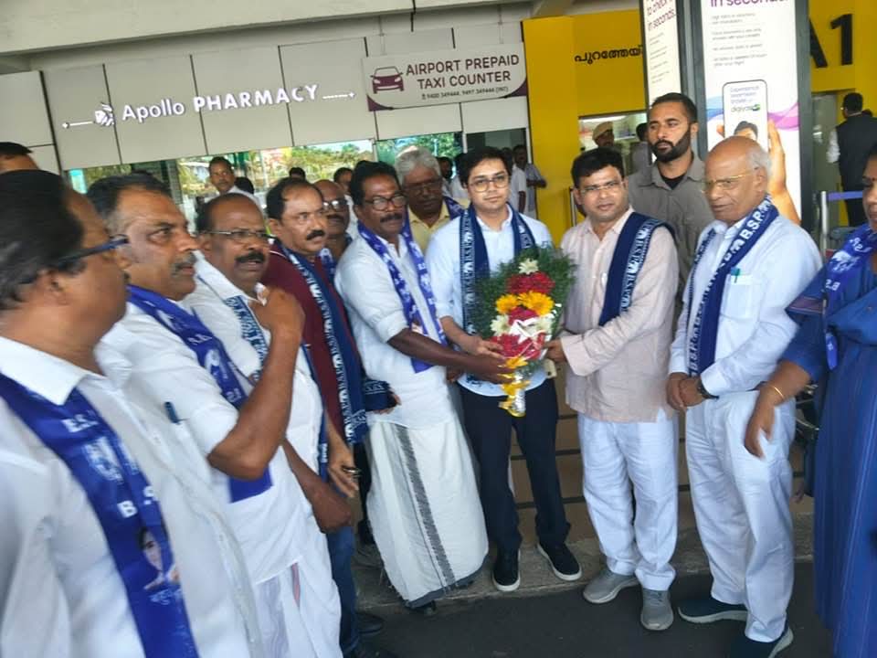 मा॰आकाश आनन्द जी का स्वागत करते हुए।