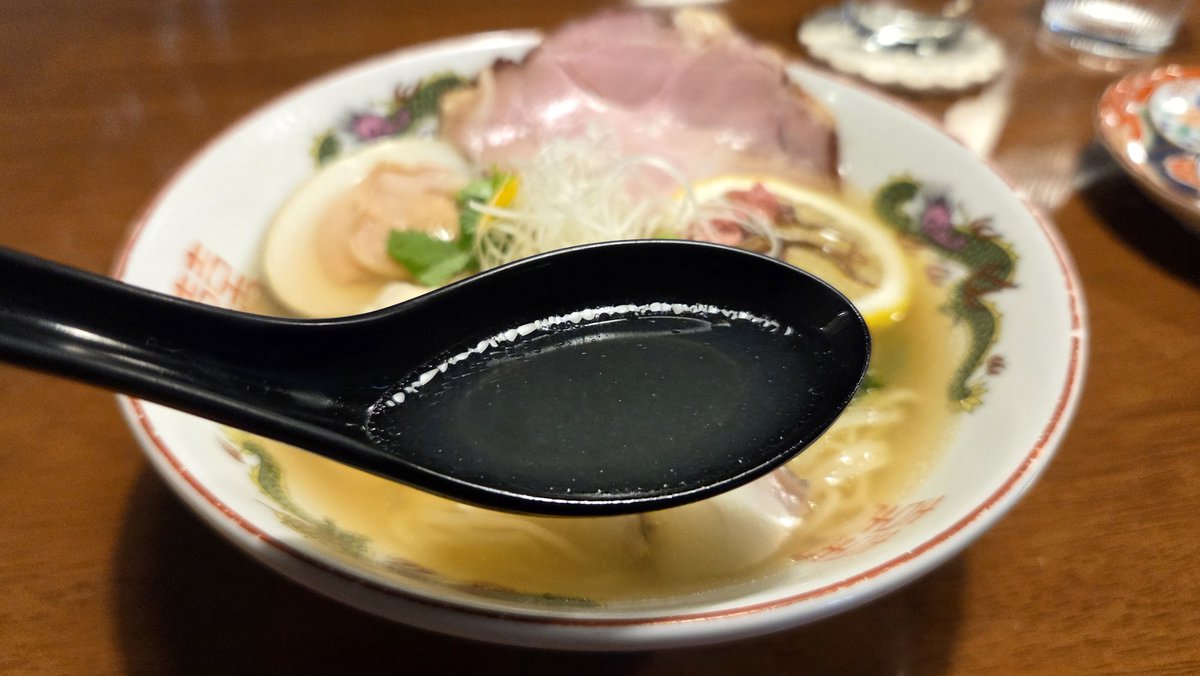 watarujin1110's tweet image. Hamagul Madal Shio Ramen 580THB(VAT, ｻ料別)
Kenji's Lab@Khlong Tan
そしてお目当ての蛤と真鯛の塩らーめん。蛤と鯛の塩味のスープはアッサリながらも両者の旨味が詰まった春らしい一杯。鯛の身とツミレがまたデラウマ♥️桜の塩漬け、レモンで爽快感、生海苔で海感もありウマ！
#バンコク
#ラーメン