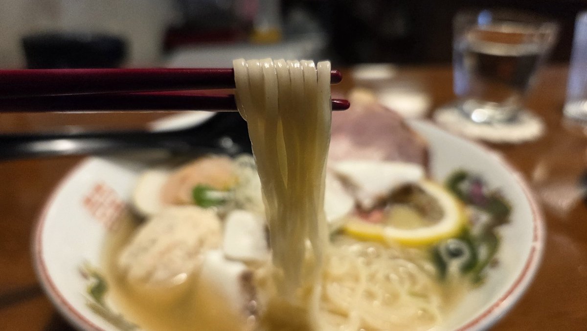 watarujin1110's tweet image. Hamagul Madal Shio Ramen 580THB(VAT, ｻ料別)
Kenji's Lab@Khlong Tan
そしてお目当ての蛤と真鯛の塩らーめん。蛤と鯛の塩味のスープはアッサリながらも両者の旨味が詰まった春らしい一杯。鯛の身とツミレがまたデラウマ♥️桜の塩漬け、レモンで爽快感、生海苔で海感もありウマ！
#バンコク
#ラーメン