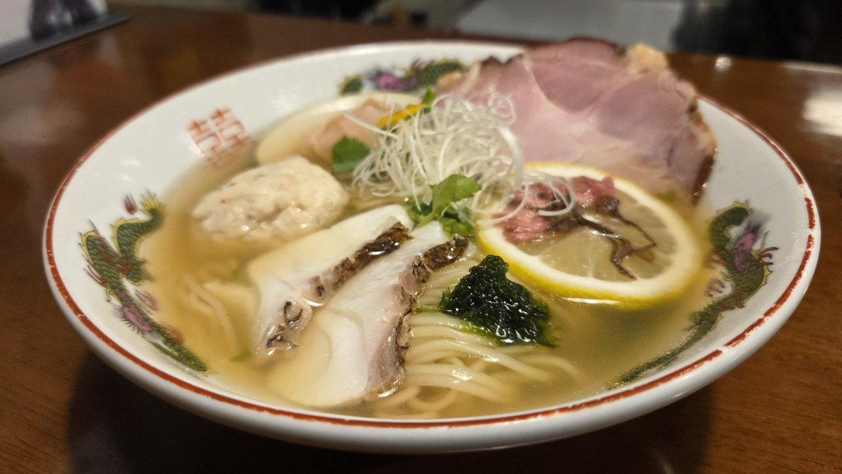 watarujin1110's tweet image. Hamagul Madal Shio Ramen 580THB(VAT, ｻ料別)
Kenji's Lab@Khlong Tan
そしてお目当ての蛤と真鯛の塩らーめん。蛤と鯛の塩味のスープはアッサリながらも両者の旨味が詰まった春らしい一杯。鯛の身とツミレがまたデラウマ♥️桜の塩漬け、レモンで爽快感、生海苔で海感もありウマ！
#バンコク
#ラーメン