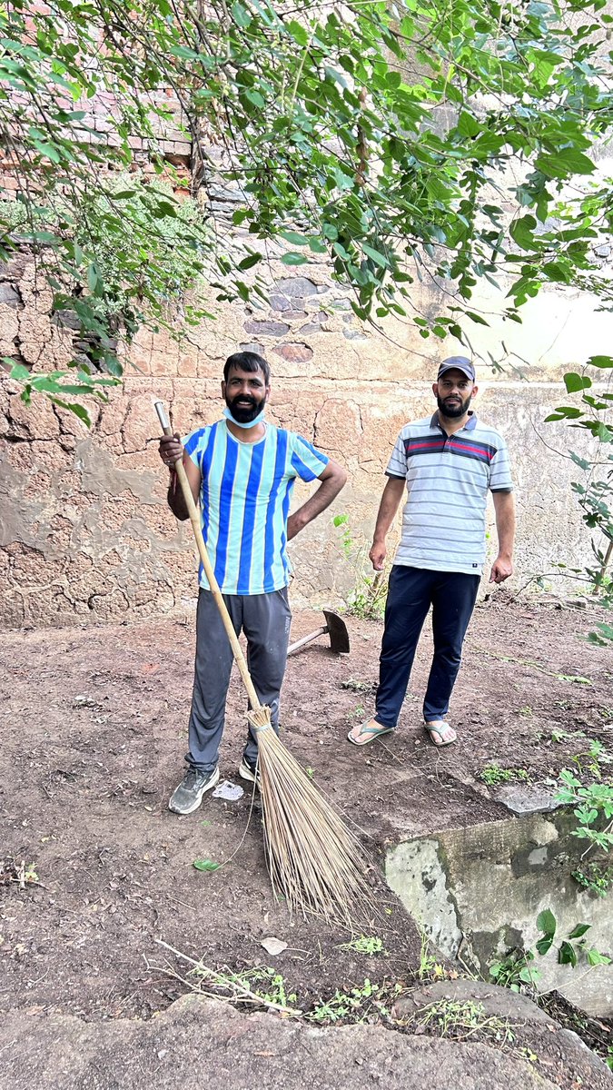 AhirwalHeritage's tweet photo. Ahirwal Heritage and Municipal Council Rewari organized a Swachhta Abhiyan at the historical Nand Sarovar, Rewari. A small step towards preserving our heritage and building a cleaner Bharat. 🇮🇳
@DC_Rewari @mybharatgov 
@archaeologyharyana @HaryanaTourism 
@haryanapondauthority https://t.co/GvqvlD9wZe