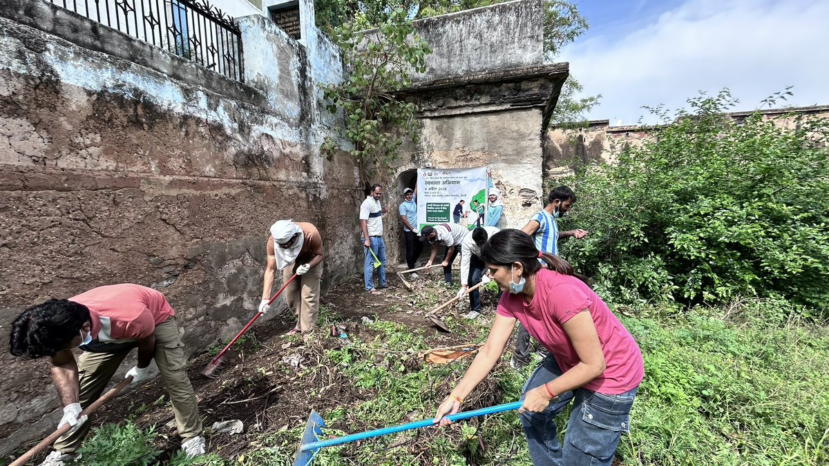 AhirwalHeritage's tweet photo. Ahirwal Heritage and Municipal Council Rewari organized a Swachhta Abhiyan at the historical Nand Sarovar, Rewari. A small step towards preserving our heritage and building a cleaner Bharat. 🇮🇳
@DC_Rewari @mybharatgov 
@archaeologyharyana @HaryanaTourism 
@haryanapondauthority https://t.co/GvqvlD9wZe