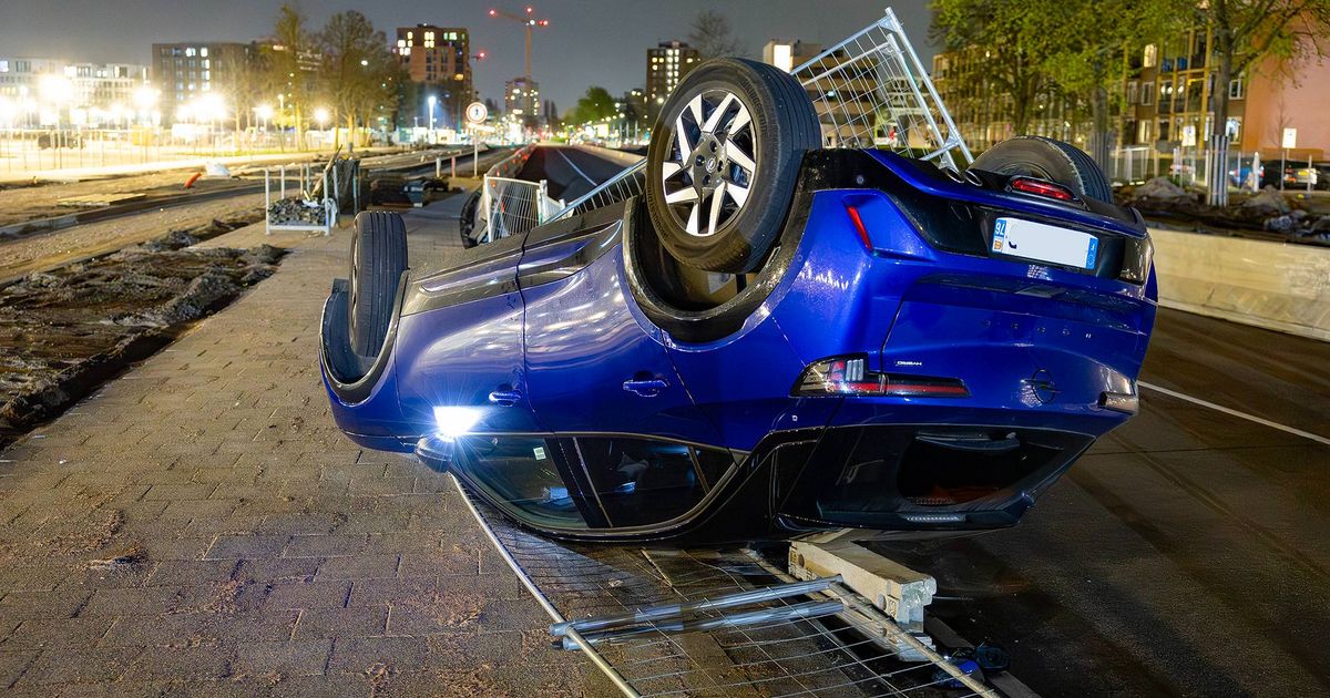 Auto met Frans kenteken slaat over de kop op busbaan Europaweg