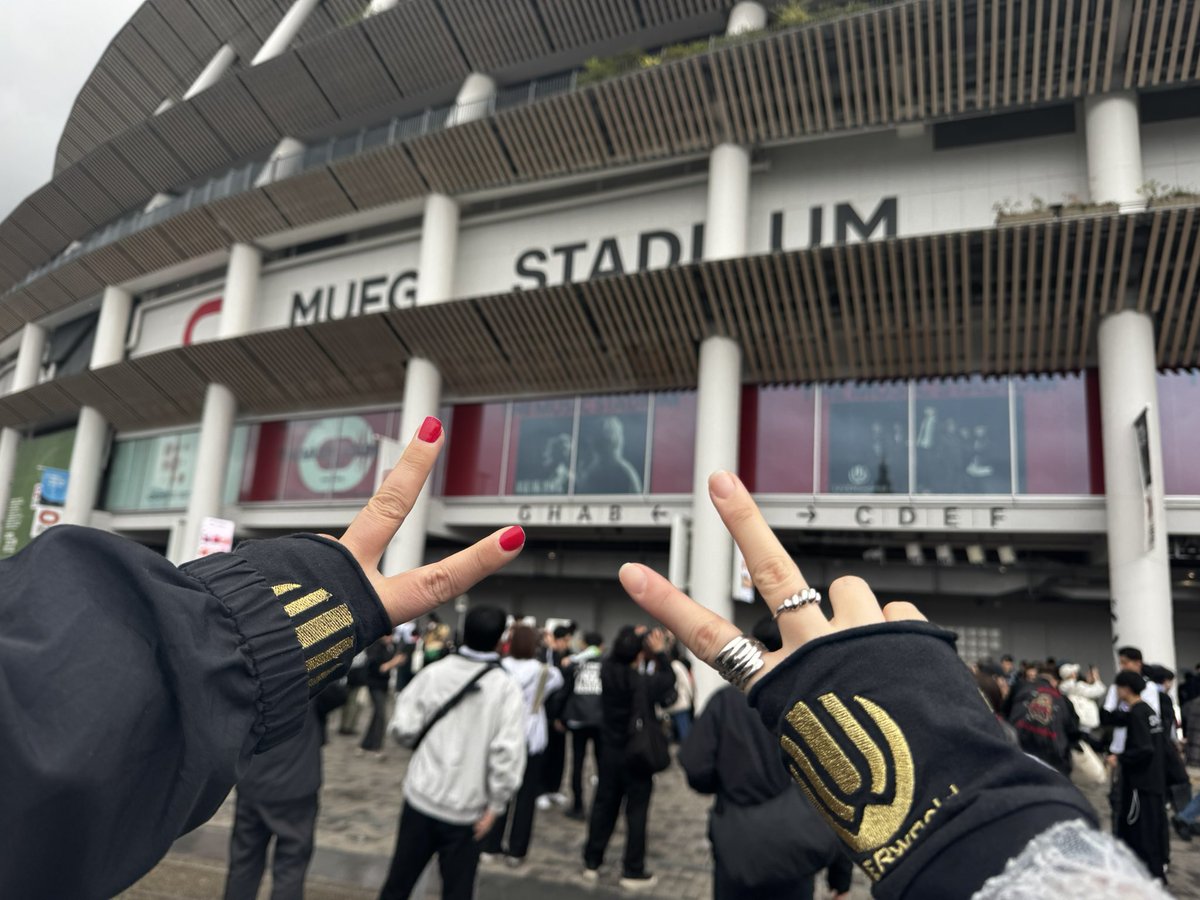 94_mmkc's tweet photo. チケットが手に入らず、絶対行けないと思っていた大好きな2組なバンドの対バン。奇跡が起きて行けることになって見届けてきた。全然現実味がなくて一瞬で終わったけどTAKAとTAKUYA∞がハグしてたの目に焼き付けてきた😭💗
#oneokrock#UVERworld https://t.co/Euy70vxN2x