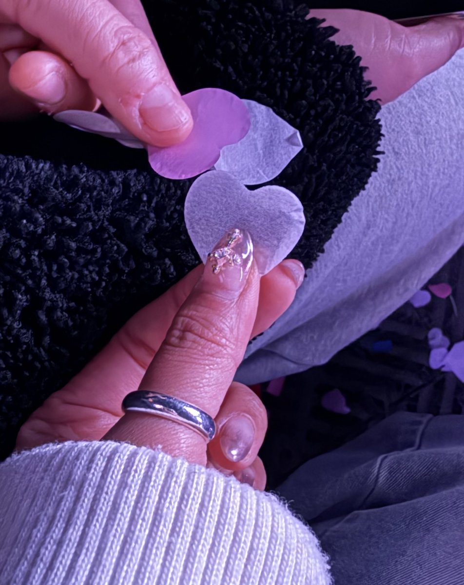 헷,,, 오프에서 첨으로 언니랑 연석으로 봐따ㅠ  
행복…🥹