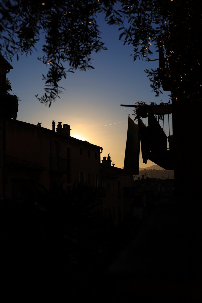 first_e_motion's tweet photo. #nissalabella #vieuxnice #coucherdesoleil #canonrp #50mm 

Nice n'est pas juste une jolie ville, c'est bien plus que ça. Ses rues, son climat, sa douceur de vivre, les parfums de fleurs portés par un léger vent chaud la rendent saisissante, inoubliable et magique. https://t.co/GM7rwC3Y3d