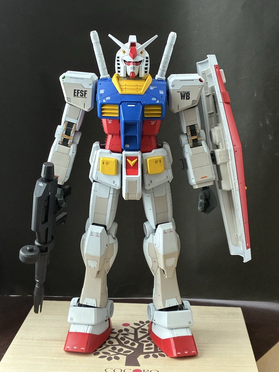 LL7VN3CJ2w's tweet image. メガサイズ　ガンダム 完成🎊

やっと完成しました、つぶあんさんのガンダム 見て私も欲しくなり、真似してようやく完成😄👍

やはりLEDを入れるのは試行錯誤でした、配線無くす為にボディー内部を貫通させて、ハンダ付けしました☺️

#ガンダム 
#ガンプラ
#LED
#メガガンダム