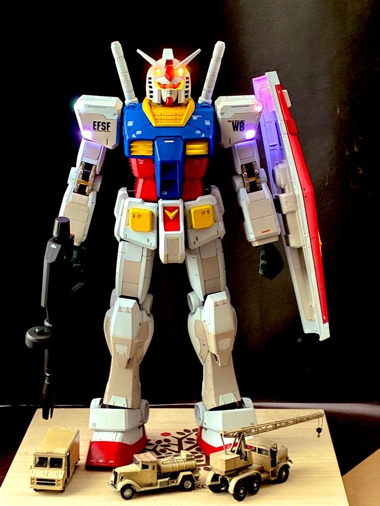 LL7VN3CJ2w's tweet image. メガサイズ　ガンダム 完成🎊

やっと完成しました、つぶあんさんのガンダム 見て私も欲しくなり、真似してようやく完成😄👍

やはりLEDを入れるのは試行錯誤でした、配線無くす為にボディー内部を貫通させて、ハンダ付けしました☺️

#ガンダム 
#ガンプラ
#LED
#メガガンダム