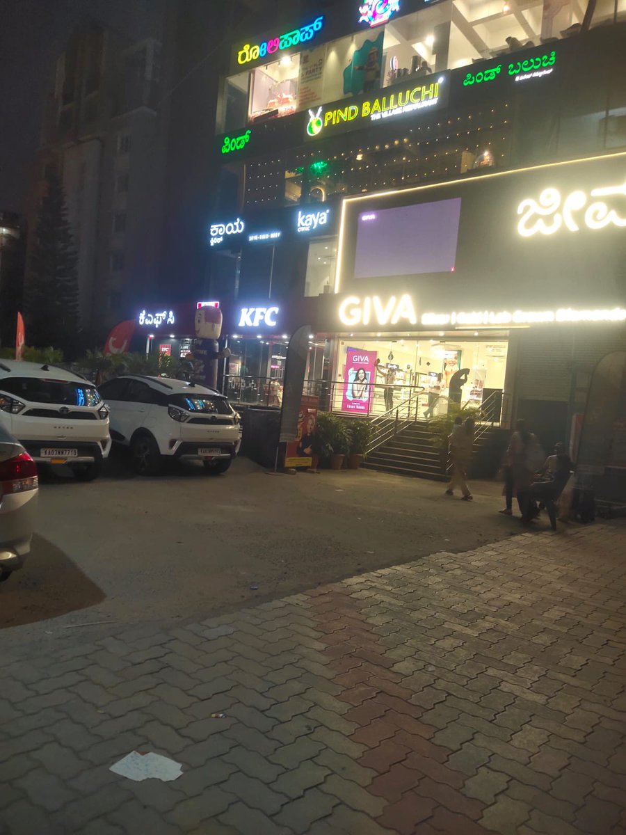 itsPriyankamm's tweet photo. POV:New to Blg, no clue how buses work here😅
Asked a traffic cop for help—he stopped,explained everything,told about BMTC,AND switched to Marathi when he found out I'm from Mumbai (fellow MH!! )
Bangalore traffic🤯Bangalore people 🫶This city has my whole heart.
#NammaBengaluru https://t.co/ILoKxSQj76