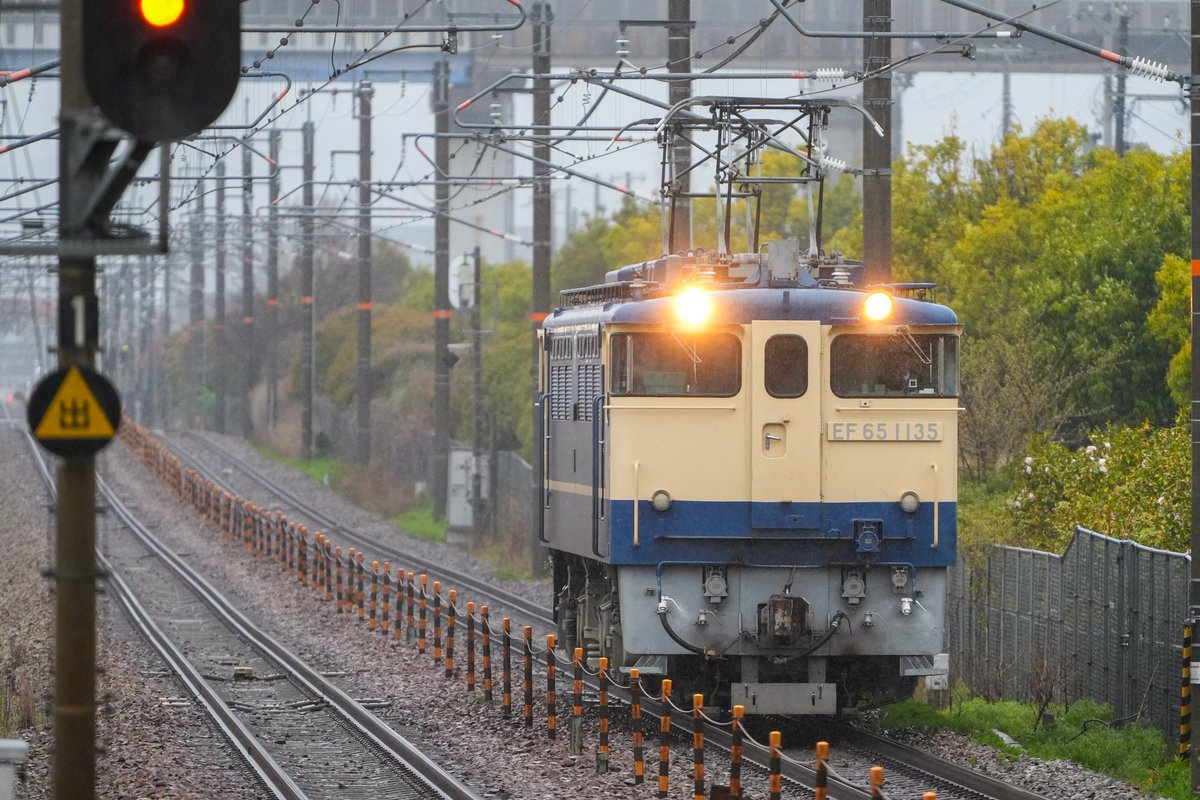 shomanasa's tweet photo. EF65 1135 単機回送
風雨強まる中での撮影でした
2026/04/04 山陽本線 https://t.co/v5sWdLpDDM