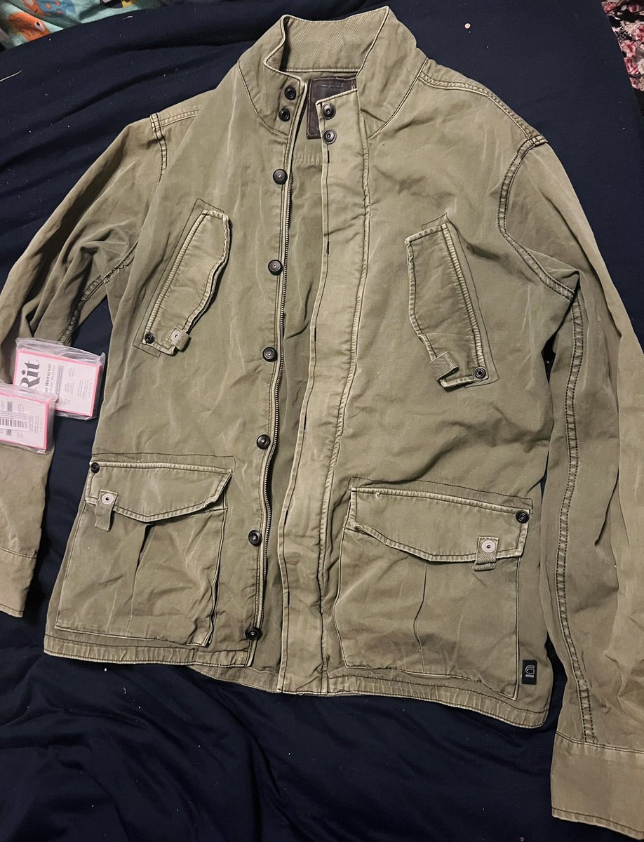 818CoffeeCat's tweet photo. I finally got my hands on Quentin smith’s jacket but in green. Ima remove the color then dye it navy. Did you know the chest flap was an ACTUAL pocket and not a decorative thing?? I can fit my whole hand in there #quentinsmith #noes2010 https://t.co/KDmQYw7poD