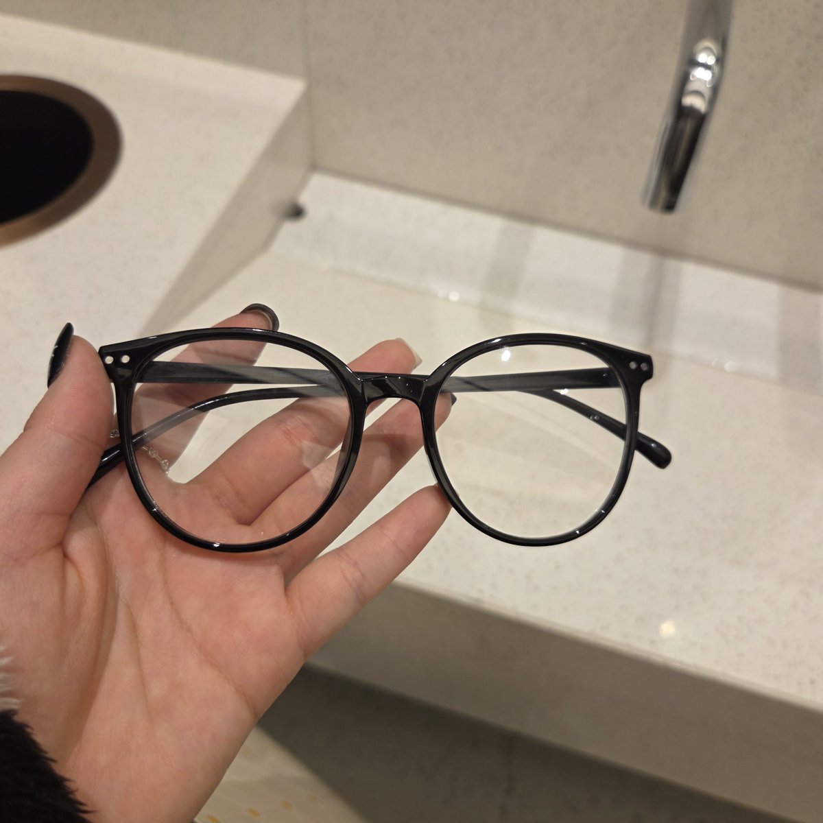 작년 스테이존 있던 곳 화장실에서 안경을 주웠습니다
#스테이
#안경