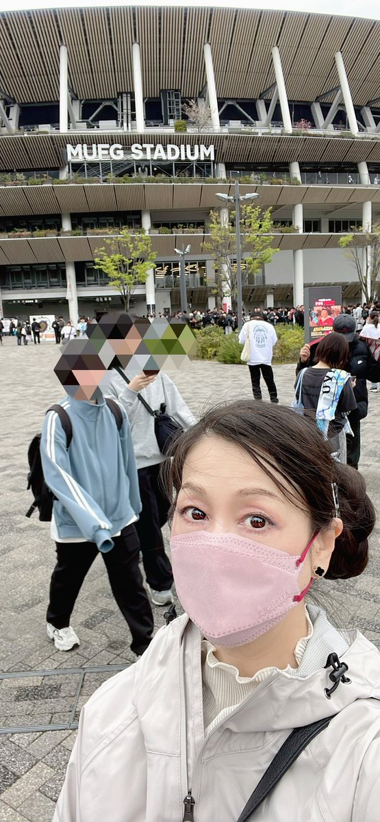 mi_chamachama's tweet photo. 日本一といえる会場で、日本を代表する2大ロックバンド🎸の競演
15年前にした男同士の本気の約束を果たすというカッコよすぎる瞬間に立ち会ってきました！
雨の中びしょ濡れになったけど、ライブで得られるエネルギー量はハンパない！昨日のライブで10歳ほど若返りました笑　
#uverworld
#oneokrock https://t.co/dbRiUfUz8y