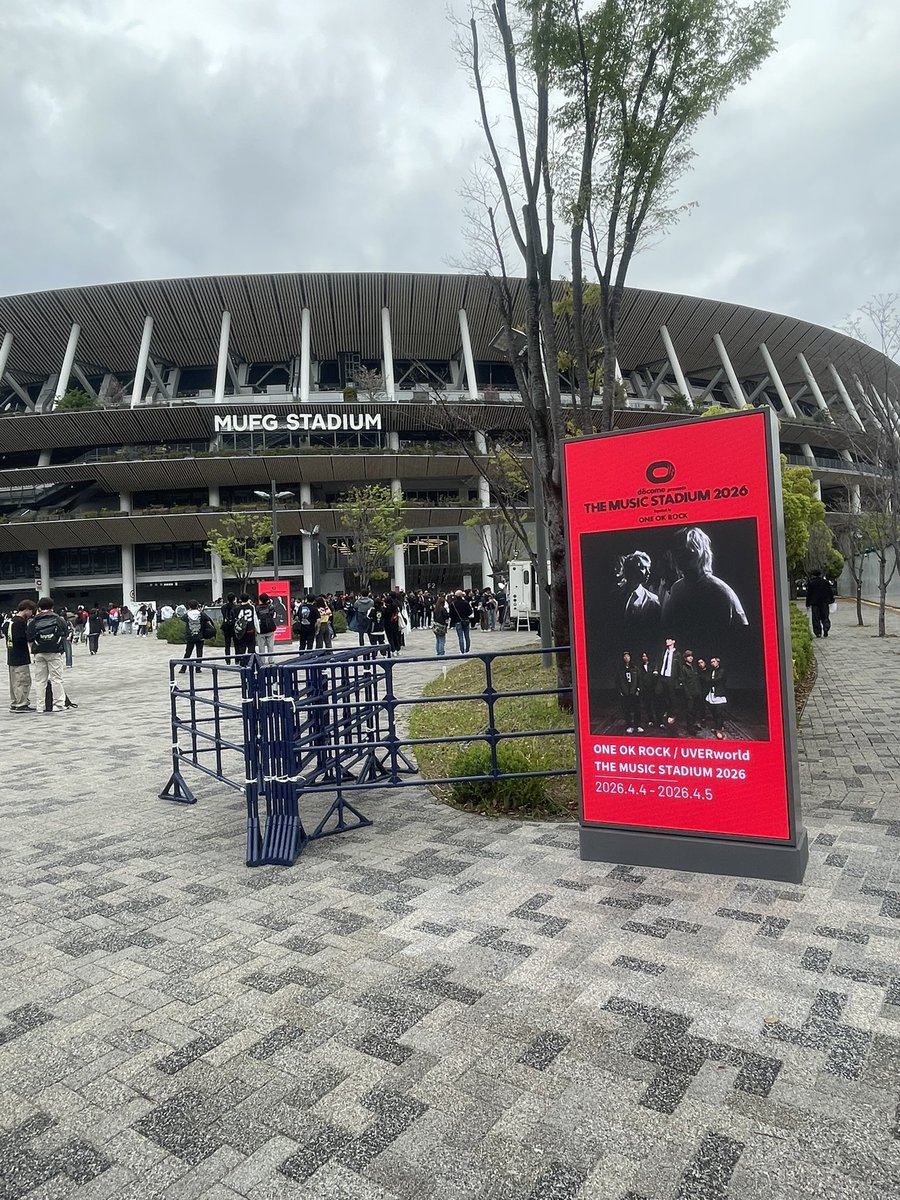 mi_chamachama's tweet photo. 日本一といえる会場で、日本を代表する2大ロックバンド🎸の競演
15年前にした男同士の本気の約束を果たすというカッコよすぎる瞬間に立ち会ってきました！
雨の中びしょ濡れになったけど、ライブで得られるエネルギー量はハンパない！昨日のライブで10歳ほど若返りました笑　
#uverworld
#oneokrock https://t.co/dbRiUfUz8y