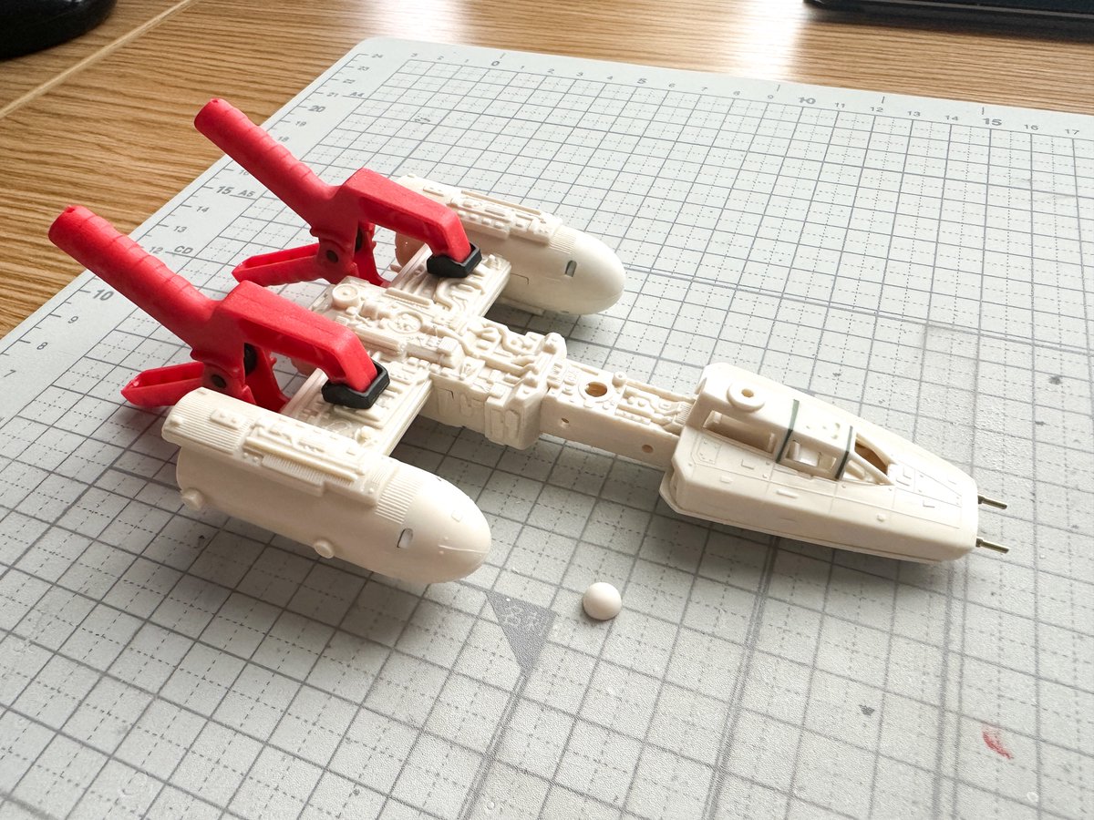 Ani_Kuzunishi's tweet photo. 不要な穴を裏打ちして機体を接着。乾燥後にパテ埋めする予定。R2ユニットは塗装のやり易さを考えてエッチングソーで切り離し、頭部の激甘モールドをヤスって除去。徐々にイメージが固まってきた。
#mpc #YWing #StarWars https://t.co/K7oU3lZ0Eg