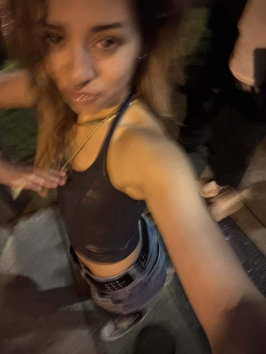 punksknottdead's tweet photo. drunk and hot girl https://t.co/pHP1N1zaJv