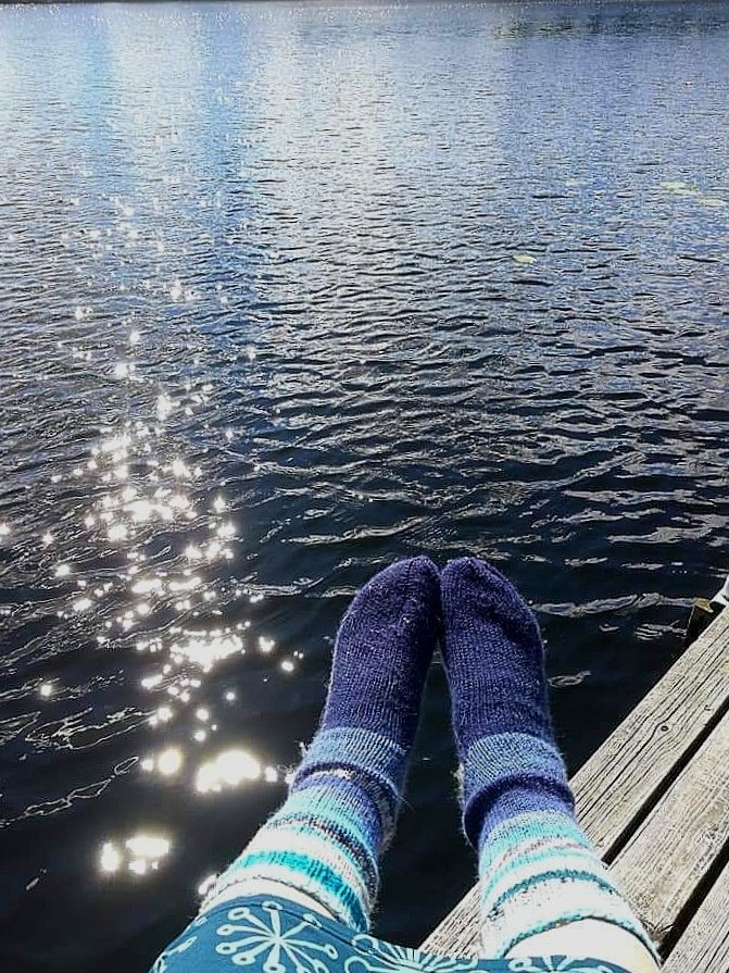 ElseKruskopf's tweet image. Hyvää huomenta ja mukavaa sukkasunnuntaita. Hiippailin metsässä missä palokärki juoksutti minua. On kyllä nopsa lintu ja hauska. Pyörii puun takana piilossa. Vaikea kuvattava😊 #Finland #Jaala #cottage #StandWithUkraine️ 💛💙🇺🇦