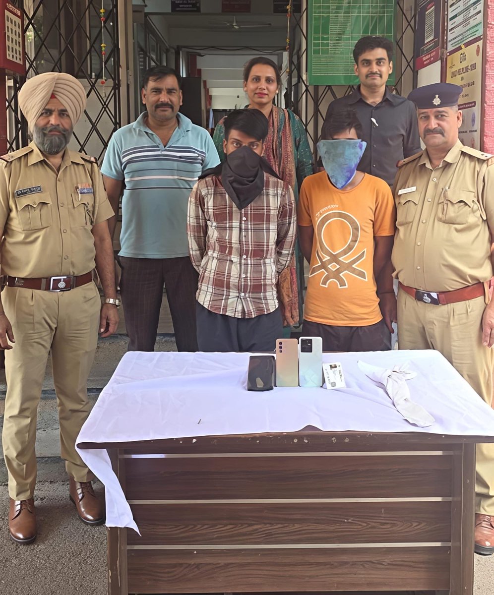 ssputchandigarh's tweet image. 🚨 Swift crackdown on crime!

@ChdPol PS-31 swiftly solved 2 cases:
✅ Snatching near Tribune Chowk (02.04.26) – 1 accused nabbed; mobile &amp;amp; Activa recovered

✅ Robbery near Kali Bari Light Point (03.04.26) – 2 accused nabbed; 2 mobiles, purse &amp;amp; knife recovered

#WeCareForYou 🚔