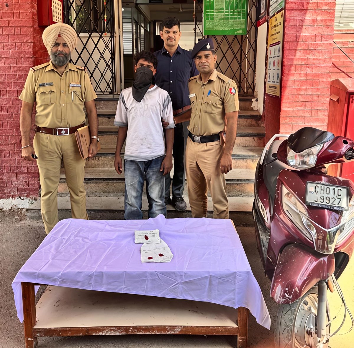 ssputchandigarh's tweet image. 🚨 Swift crackdown on crime!

@ChdPol PS-31 swiftly solved 2 cases:
✅ Snatching near Tribune Chowk (02.04.26) – 1 accused nabbed; mobile &amp;amp; Activa recovered

✅ Robbery near Kali Bari Light Point (03.04.26) – 2 accused nabbed; 2 mobiles, purse &amp;amp; knife recovered

#WeCareForYou 🚔