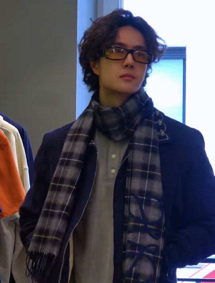 yibo 's sparkly shoes tweet media