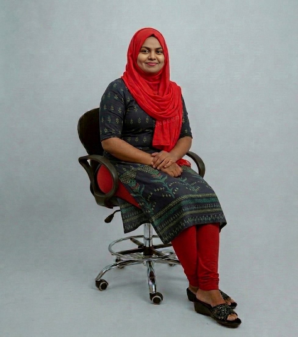 കാലങ്ങൾക്ക് മുമ്പ് ഒരു വീട്ടിൽ കല്യാണാലോചന തുടങ്ങിയാൽ പരമാവധി വെളുപ്പിച്ചു ചിരിപ്പിച്ചു വിവാഹ സ്ഥാനാർത്ഥികളാക്കി പെർഫെക്ട് ഓക്കേ ഫുൾ സൈസ് ഫോട്ടോ അടിച്ചിറക്കി ബ്രോക്കർമാരുടെ ഡയറിയിൽ വെക്കാൻ കൊടുക്കുന്ന ഏർപ്പാടുണ്ടായിരുന്നു...🖼️
-
ഇന്നതൊക്കെ ഇൻസ്റ്റാഗ്രാം ഹൈജാക്ക് ചെയ്ത്...🖥️
-
☺️