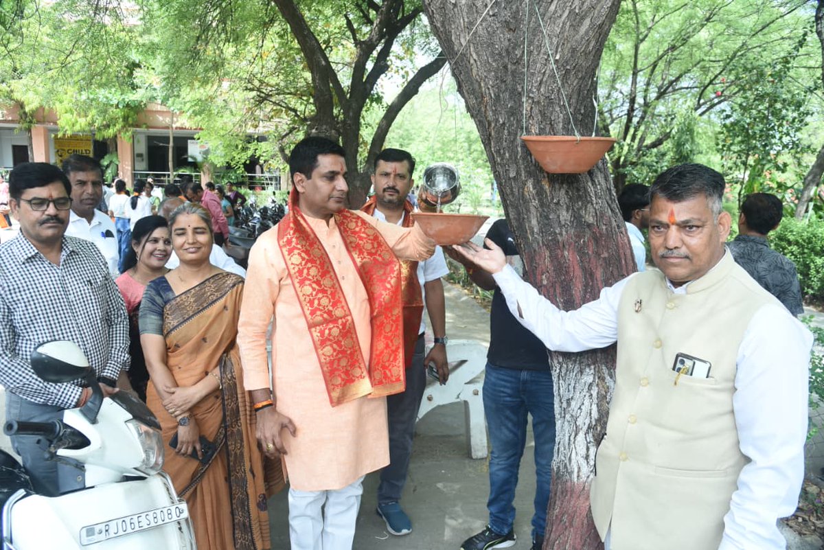 नव उदय सेवा संस्था द्वारा सेठ मुरलीधर मानसिंहका कन्या विद्यालय, भीलवाड़ा में मेधावी छात्राओं को सम्मानित करने के साथ-साथ पक्षियों के लिए 501 परिंडों के वितरण अभियान का शुभारंभ किया गया। कार्यक्रम की शुरुआत 101 परिंडों के वितरण के साथ हुई।

इस पहल का उद्देश्य भीषण गर्मी में प्यास