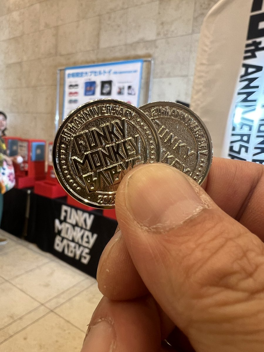 akku216's tweet photo. ファンモン
20th anniversary TOUR
そのまんま東へ西へ〜in八王子
前の席にいたチビッ子達に癒されたわ🐒
ちっこい身体を目いっぱい使って腕振ったり飛び跳ねたり
アンコールも一緒に叫んでくれて楽しかった
帰る時お兄ちゃんまたね！ハイタッチしてくれて✋😁🤚���られましたわ

#FMB20th https://t.co/UGJKBxXIlo