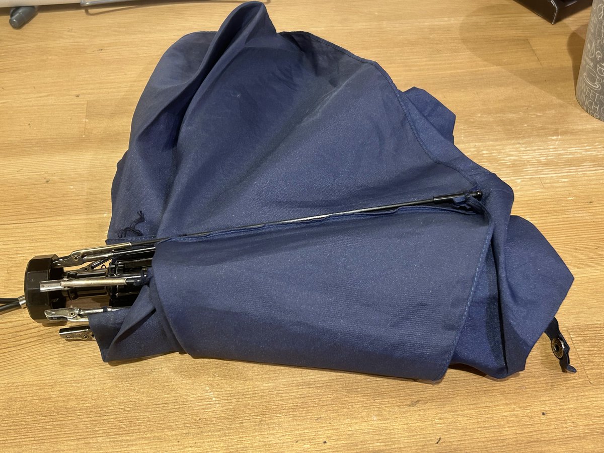 i_office_'s tweet photo. 📢お忘れ物情報

4/4(土)に折り畳み傘のお忘れ物がありました。

受付にて保管しておりますので、お心当たりのある方は有人受付時間(平日 9:00~18:00)に受付までお声かけください🙇🏻 https://t.co/zVNh60WaBZ