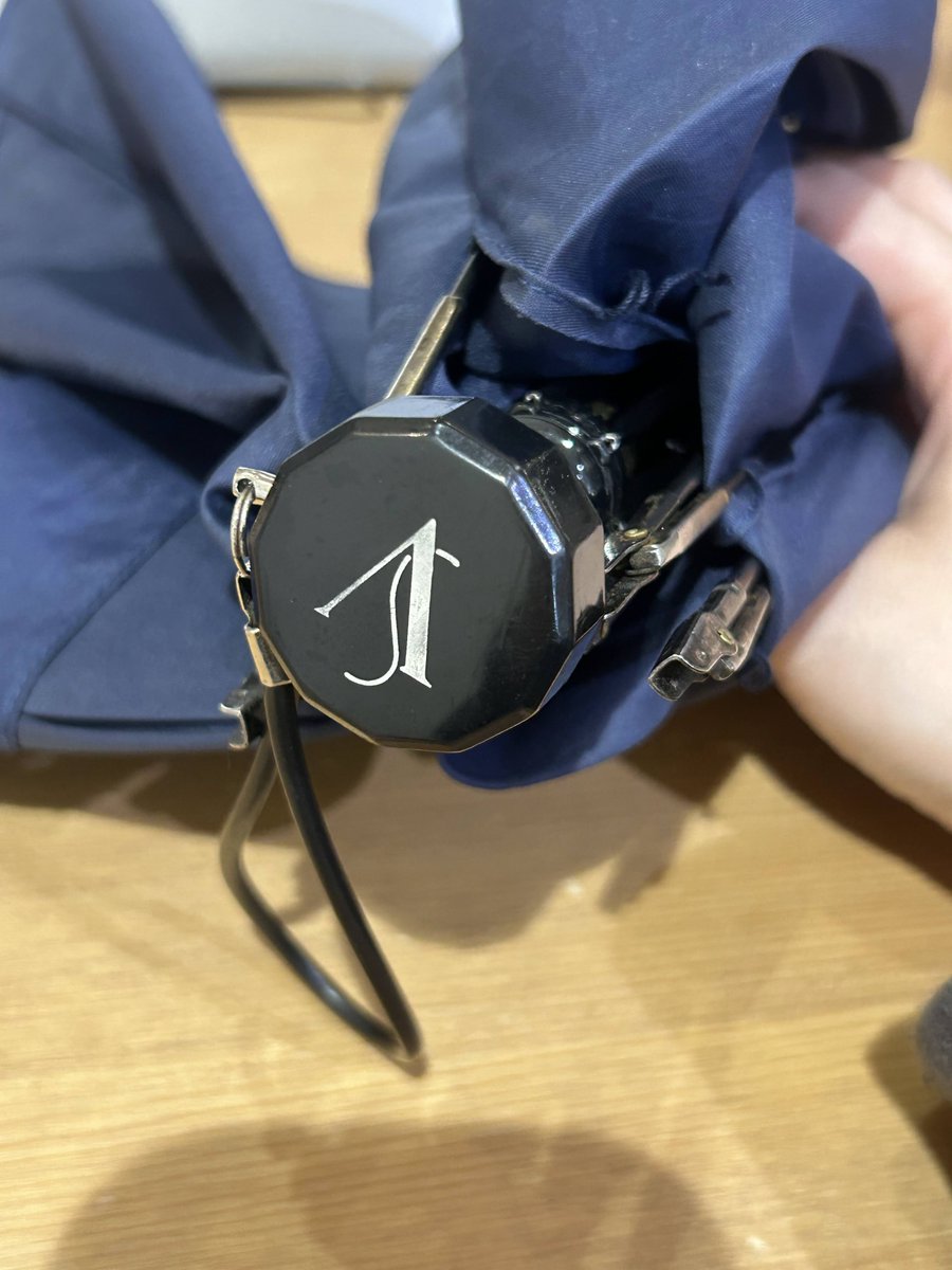 i_office_'s tweet photo. 📢お忘れ物情報

4/4(土)に折り畳み傘のお忘れ物がありました。

受付にて保管しておりますので、お心当たりのある方は有人受付時間(平日 9:00~18:00)に受付までお声かけください🙇🏻 https://t.co/zVNh60WaBZ