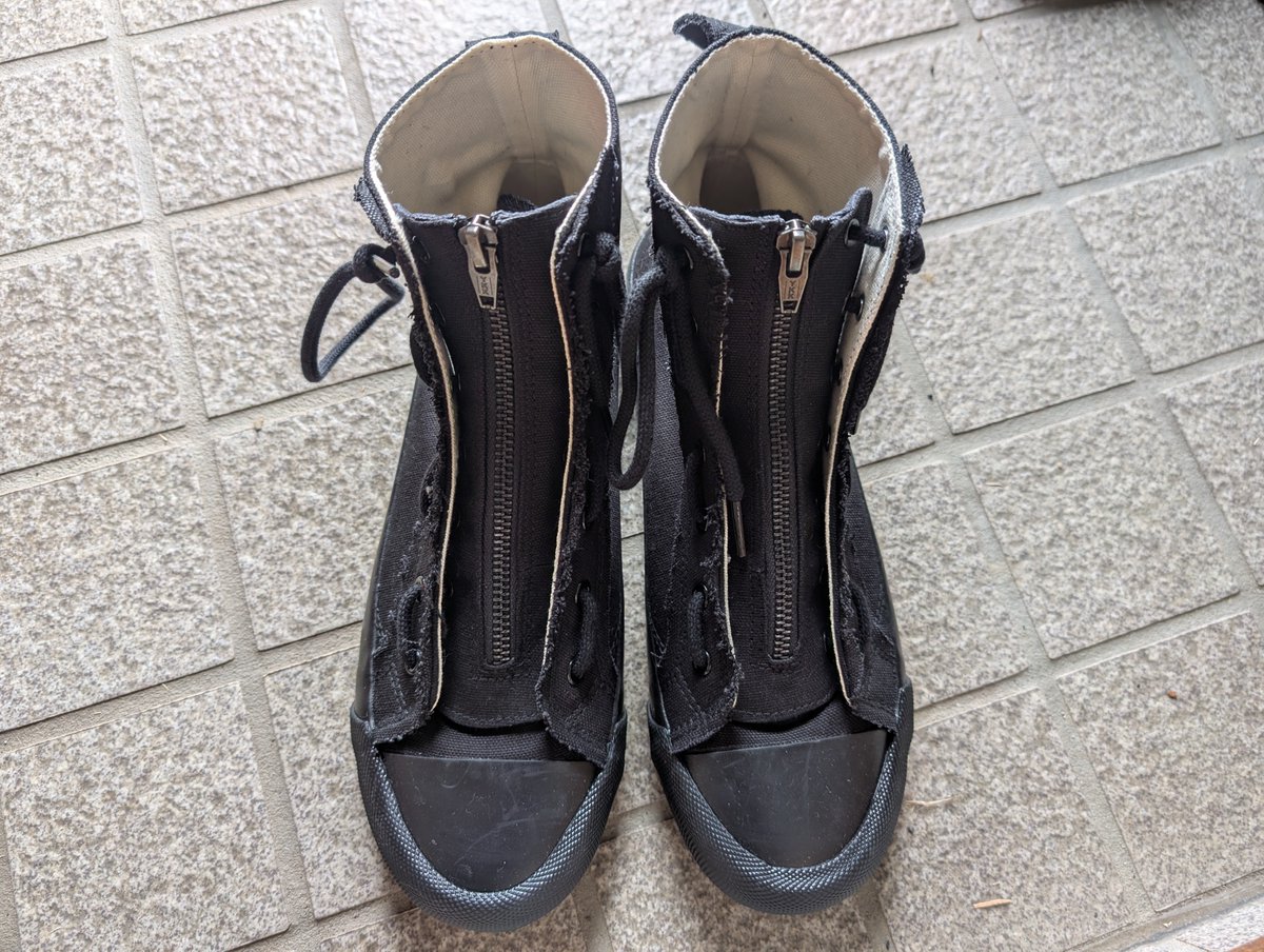スニーカー、普段全く履かないので長年持っていなかったけど遂に買った。メンズしか無かったけど、己の足の微妙なでかさに感謝する日が来るとは。