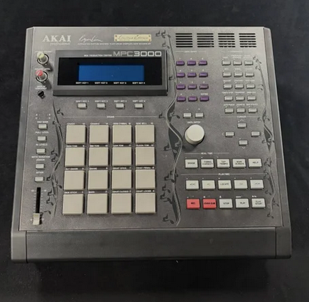 1484shibuya's tweet image. 【中古】AKAI / MPC 3000 LE limited Edition 【渋谷店】
こちらの商品はBUDDHA BRANDのDJ MASTERKEYさんよりお譲りいただいた商品になります。背面に本人直筆のサインあり。MPC3000 Limited Editionは、デトロイト出身のプロデューサーJ Dillaが愛用したことでも知られるサンプラーです。＃akai