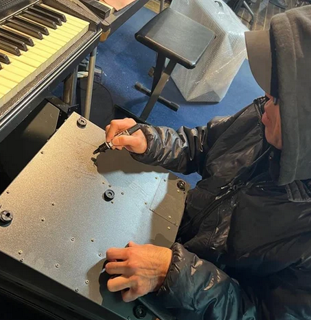 1484shibuya's tweet image. 【中古】AKAI / MPC 3000 LE limited Edition 【渋谷店】
こちらの商品はBUDDHA BRANDのDJ MASTERKEYさんよりお譲りいただいた商品になります。背面に本人直筆のサインあり。MPC3000 Limited Editionは、デトロイト出身のプロデューサーJ Dillaが愛用したことでも知られるサンプラーです。＃akai