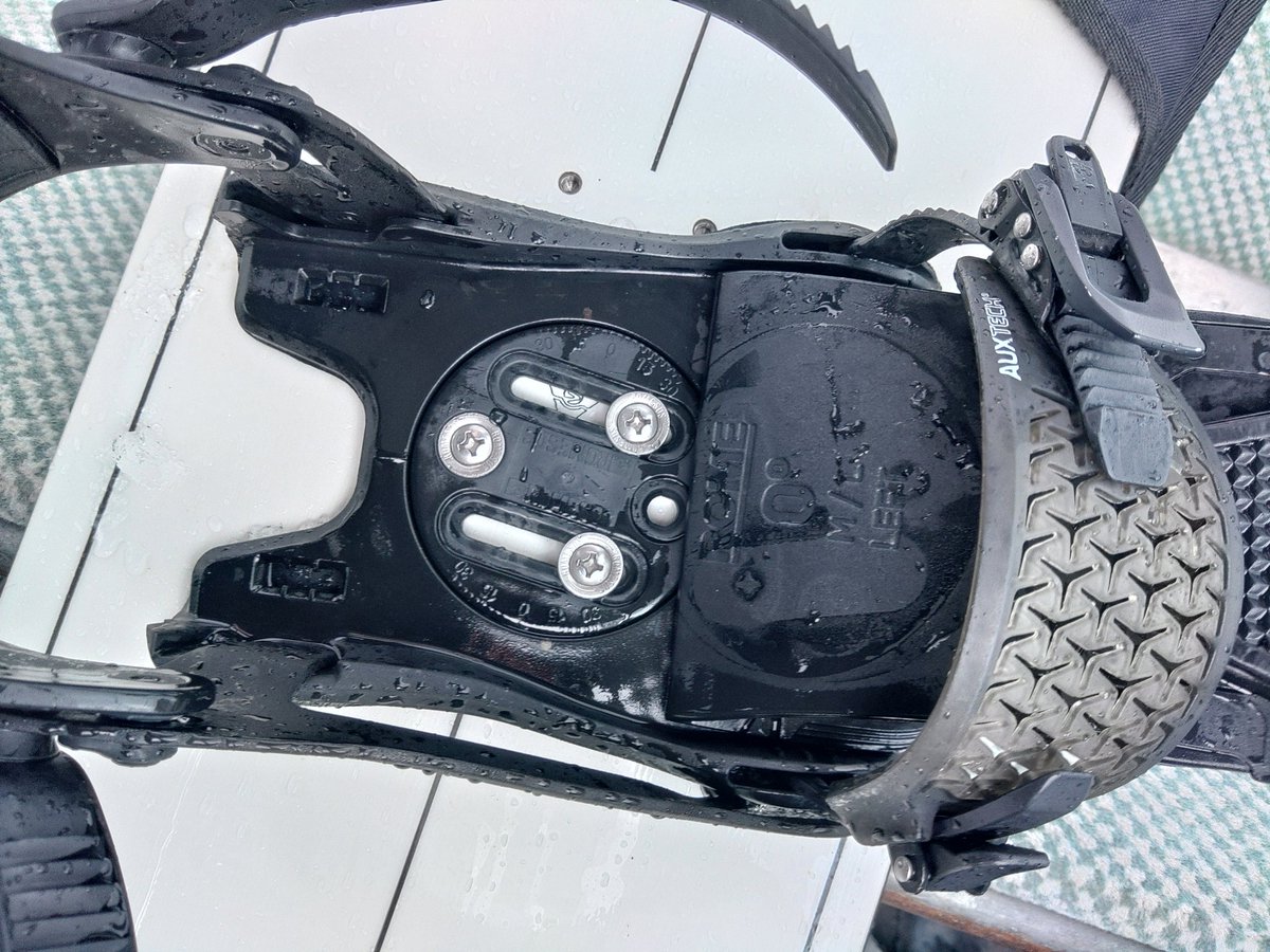5656nohide's tweet photo. ROMEバインの裏技？
チャンネル用の穴を１つ使い、3点止めでセンタリング調整。
ヒールカップは爪先側に全寄せ＋裏技で良い感じになった。 https://t.co/c7G8N5jGBu