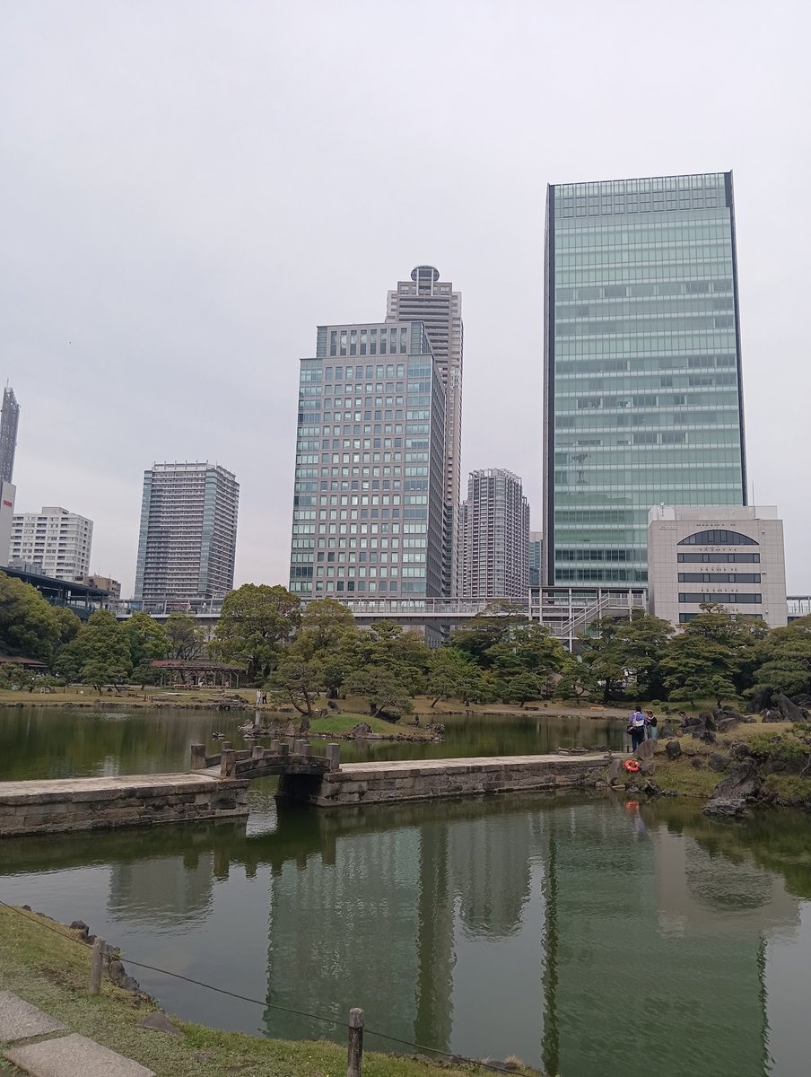 Maritain73's tweet photo. これだけ明記されていて且つ自分で写真を撮っているのに、浜離宮と間違えて芝離宮に入るという、誰からも理解され��いであろう慌て者ぶりを本日も発動。
（最初に入園料を払う際に、係の方からもちろん案内あり）
#芝離宮 https://t.co/m88oJBblrJ