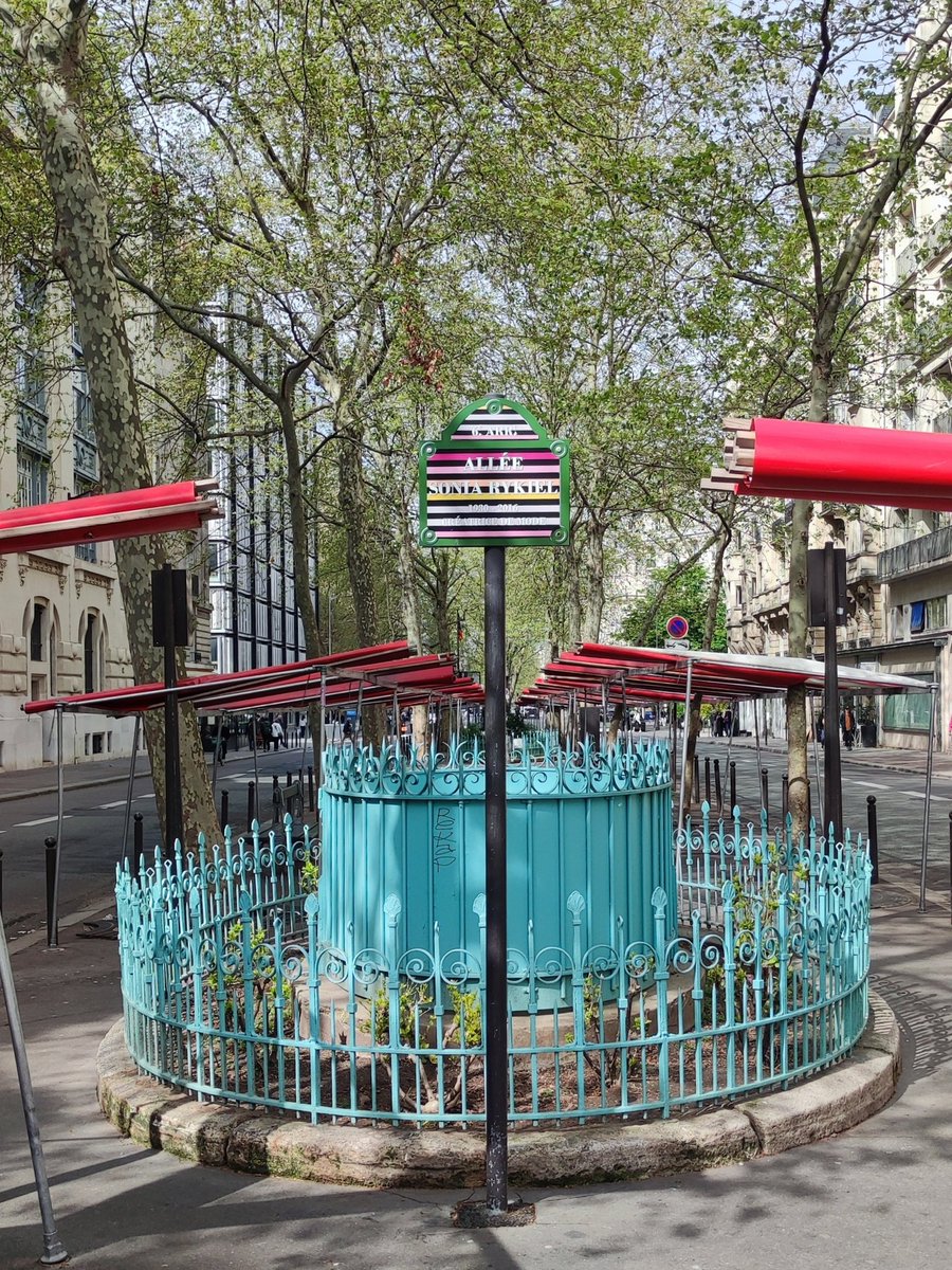 petitartmateur's tweet photo. Allée Sonia Rykiel (1930-2016) inaugurée en 2018 en hommage à la créatrice de mode.
Couleurs printanières sur une plaque illisible boulevard Raspail #paris06 
Et, je me prends à rêver en évoquant ce nom dans cet endroit charmant et chargé d'histoire.
#rue #mode #couturier #femme https://t.co/MUdAXYvtfW