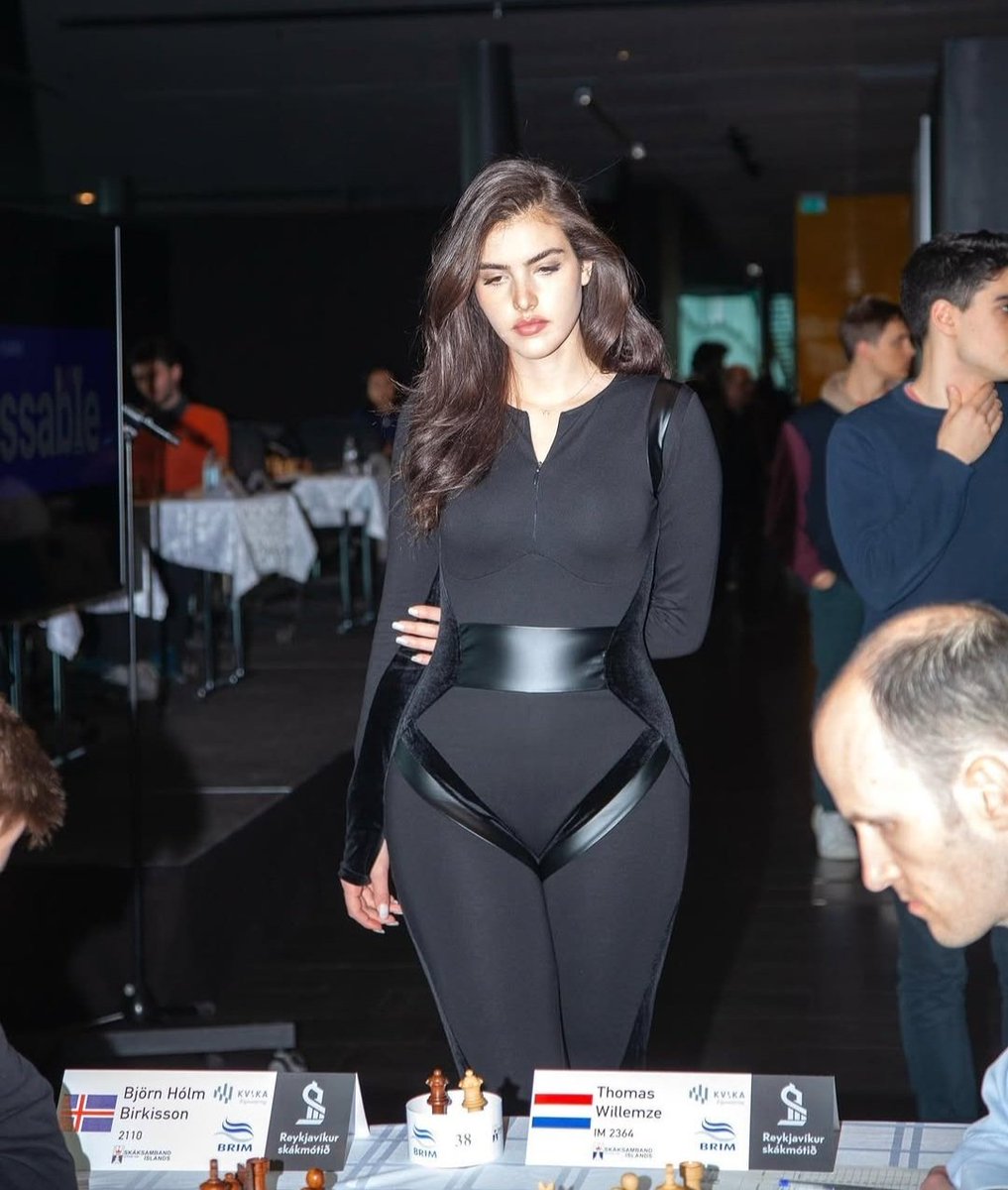 HowlingDeckard tweet media