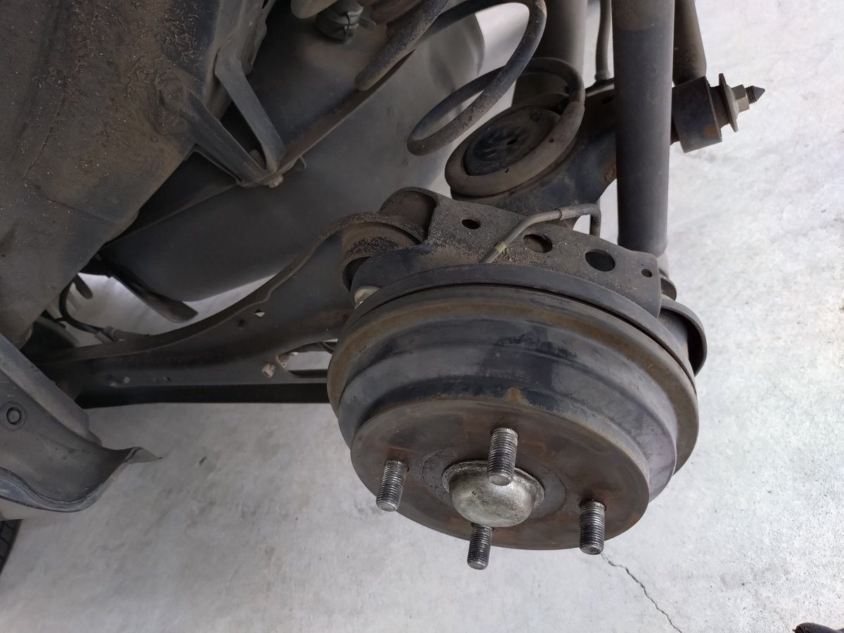 大汗かいた🫠やっと冬タイヤから夏タイヤに交換🚗足周り部品確認しつつ…大体問題ないけど一部ブッシュにヒビ割れあったから12ヶ月点検で交換かな？🤔