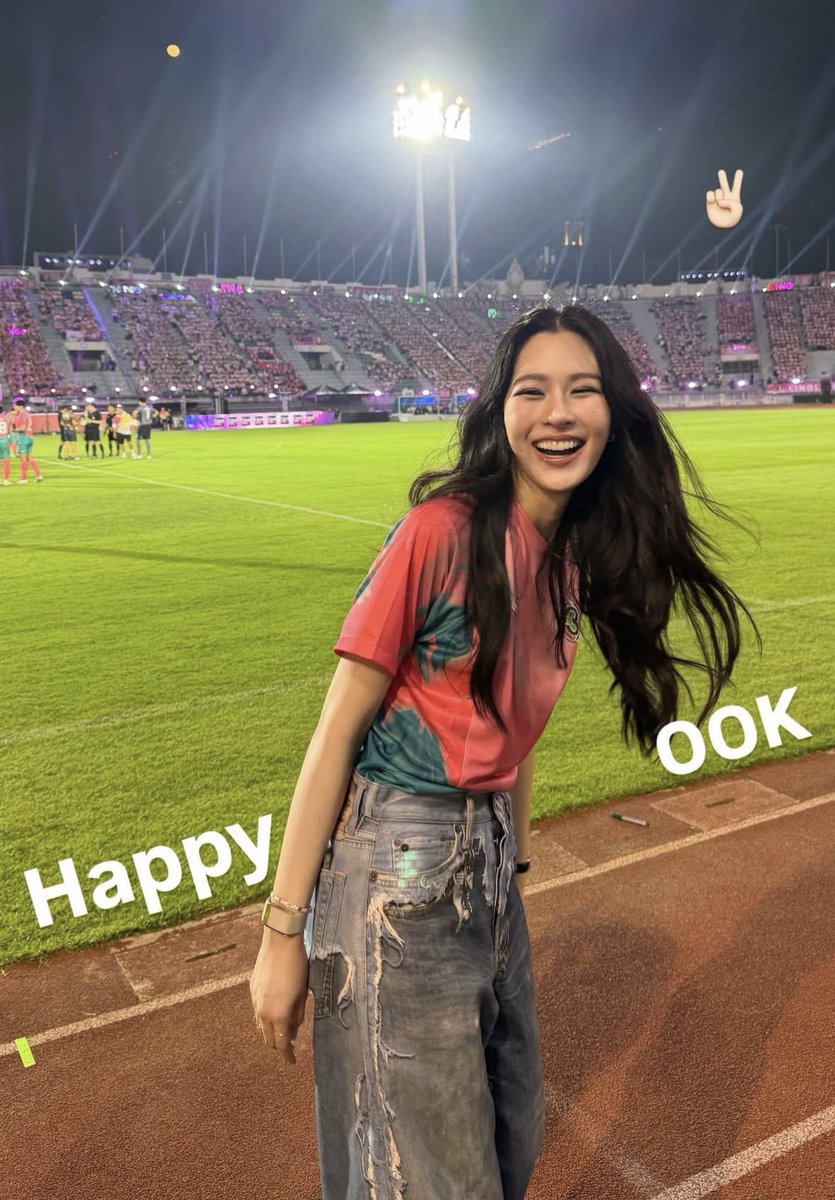 Happy 00K ✌🏻

Cr. ig story : linglingkwong 

#หลิงออม 
#LingOrm
#หลิงหลิงคอง
#LinglingKwong